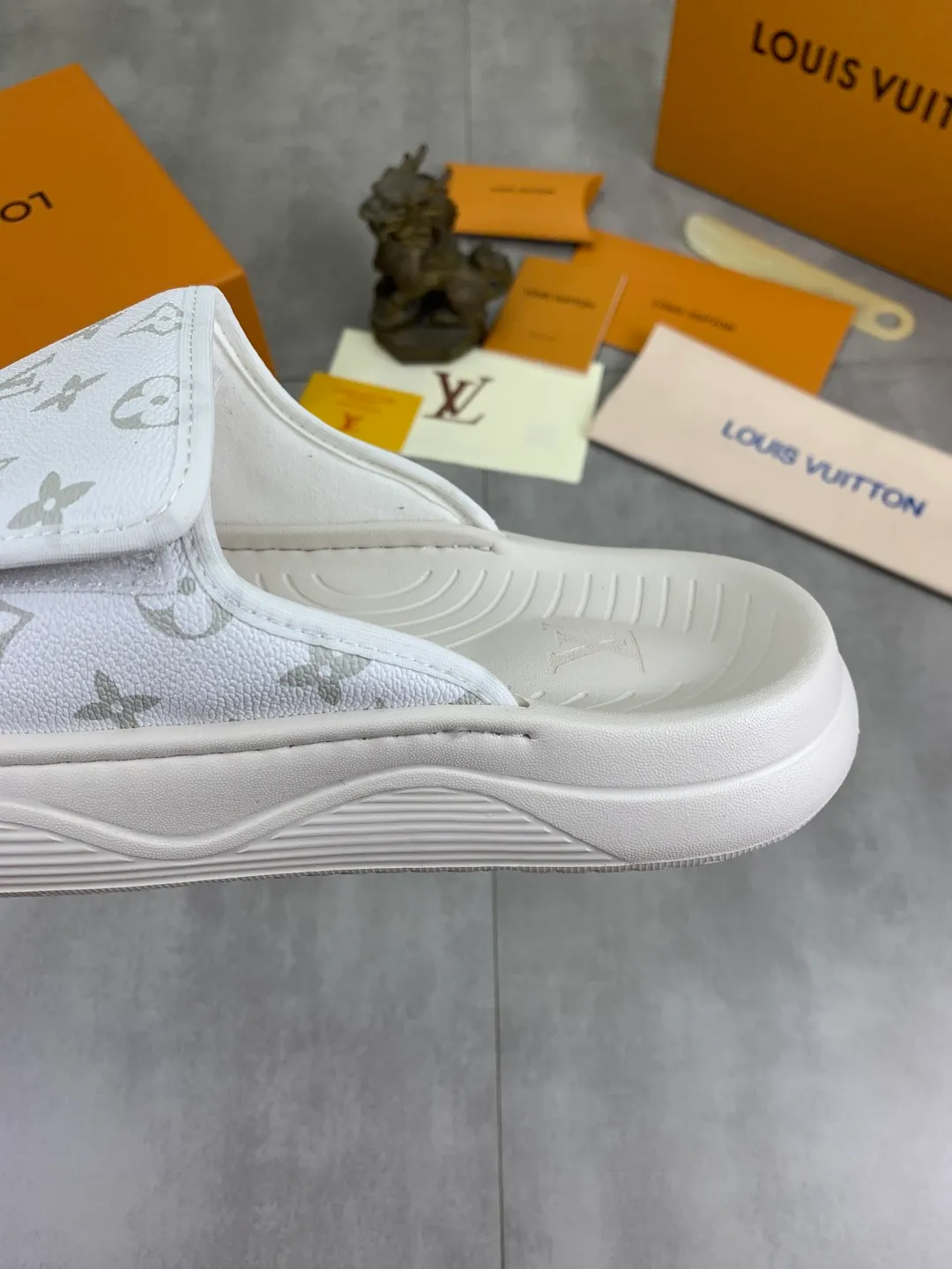 Men's shoes 💰P320💰【New style】🆘 Original quality 【LOUIS VUITTON】The popular Louis Vuitton LV men's slippers on the official website are on sale simultaneously! Original fabric imported from Italy. Original bottom provided by the original factory. Number of yards: 38-44 (customized to 45). Multiple colors to choose from. Fully packaged drawer box.